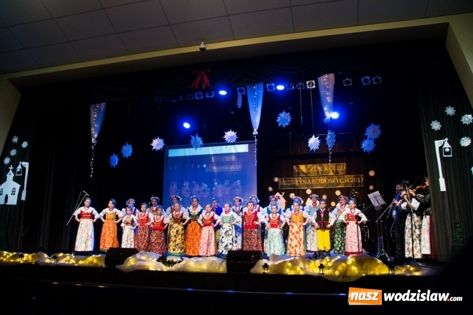 Zdjęcie w galerii na portalu naszwodzislaw.com: Studentki z Włoch i Ukrainy kolędowały w Rydułtowach  wiadomości z regionu