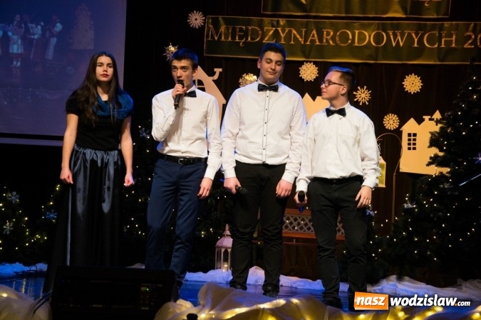 Zdjęcie w galerii na portalu naszwodzislaw.com: Studentki z Włoch i Ukrainy kolędowały w Rydułtowach  wiadomości z regionu