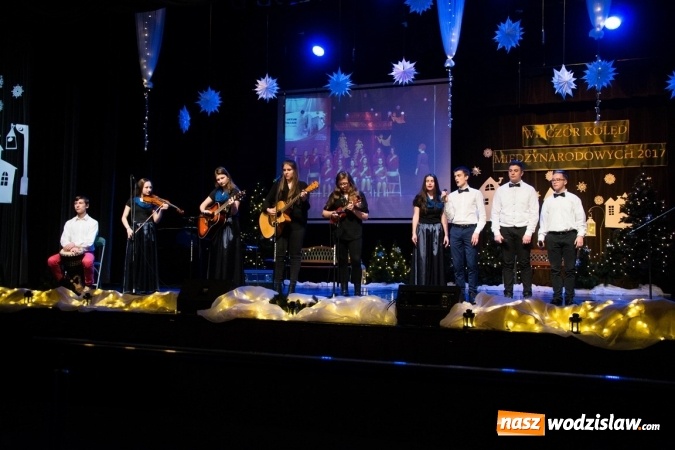 Zdjęcie w galerii na portalu naszwodzislaw.com: Studentki z Włoch i Ukrainy kolędowały w Rydułtowach  wiadomości z regionu