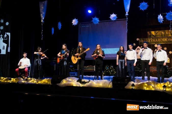 Zdjęcie w galerii na portalu naszwodzislaw.com: Studentki z Włoch i Ukrainy kolędowały w Rydułtowach  wiadomości z regionu