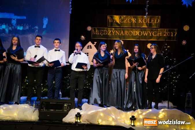 Zdjęcie w galerii na portalu naszwodzislaw.com: Studentki z Włoch i Ukrainy kolędowały w Rydułtowach  wiadomości z regionu