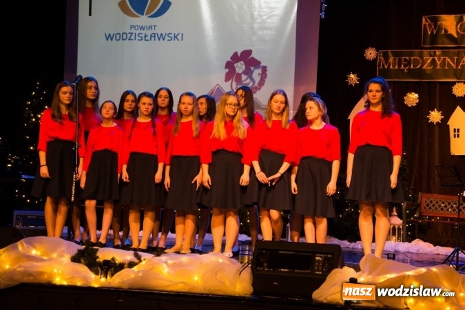 Zdjęcie w galerii na portalu naszwodzislaw.com: Studentki z Włoch i Ukrainy kolędowały w Rydułtowach  wiadomości z regionu