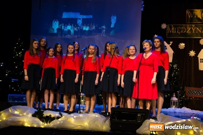 Zdjęcie w galerii na portalu naszwodzislaw.com: Studentki z Włoch i Ukrainy kolędowały w Rydułtowach  wiadomości z regionu