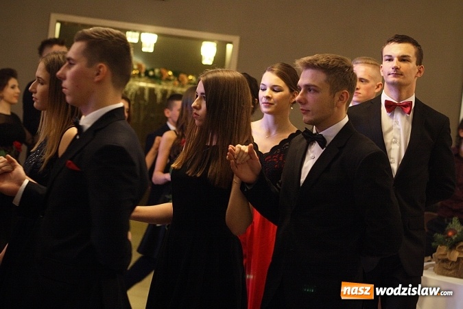 Zdjęcie w galerii na portalu naszwodzislaw.com: Wystartował maraton studni&oacute;wkowy. Uczniowie PCKZiU świętują w Bluszczowie wiadomości z regionu