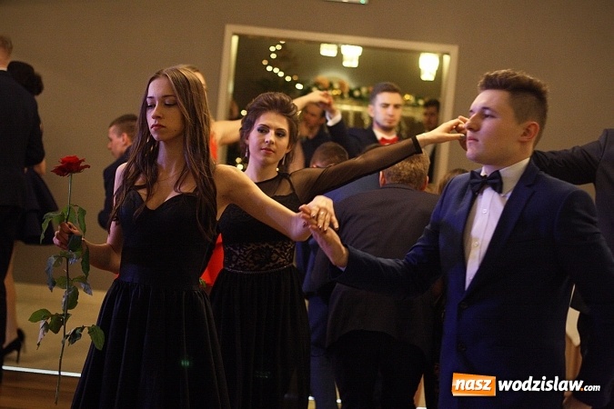 Zdjęcie w galerii na portalu naszwodzislaw.com: Wystartował maraton studni&oacute;wkowy. Uczniowie PCKZiU świętują w Bluszczowie wiadomości z regionu