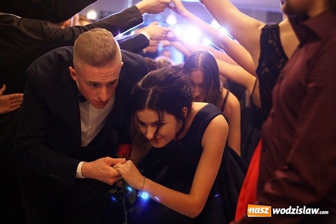 Zdjęcie w galerii na portalu naszwodzislaw.com: Wystartował maraton studni&oacute;wkowy. Uczniowie PCKZiU świętują w Bluszczowie wiadomości z regionu