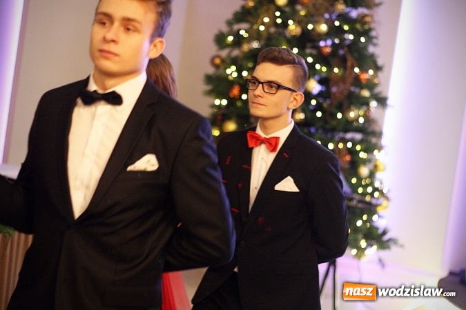 Zdjęcie w galerii na portalu naszwodzislaw.com: Wystartował maraton studni&oacute;wkowy. Uczniowie PCKZiU świętują w Bluszczowie wiadomości z regionu