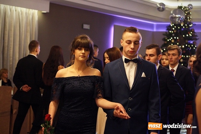 Zdjęcie w galerii na portalu naszwodzislaw.com: Wystartował maraton studni&oacute;wkowy. Uczniowie PCKZiU świętują w Bluszczowie wiadomości z regionu