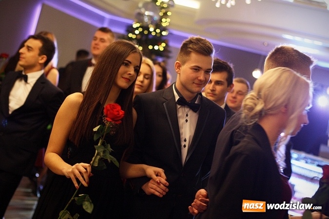 Zdjęcie w galerii na portalu naszwodzislaw.com: Wystartował maraton studni&oacute;wkowy. Uczniowie PCKZiU świętują w Bluszczowie wiadomości z regionu