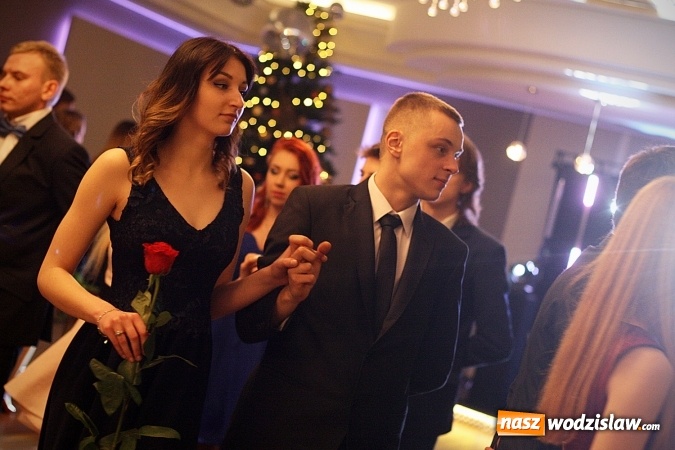 Zdjęcie w galerii na portalu naszwodzislaw.com: Wystartował maraton studni&oacute;wkowy. Uczniowie PCKZiU świętują w Bluszczowie wiadomości z regionu