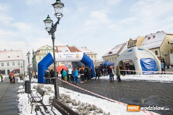 Zdjęcie w galerii na portalu naszwodzislaw.com: Bieg Policz się z cukrzycą i ucz się pierwszej pomocy. 28 osób wystartowało z wodzisławskiego Rynku  wiadomości z regionu