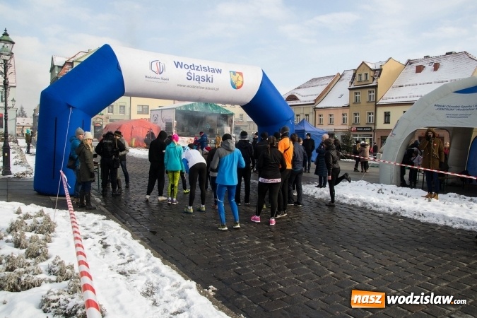 Zdjęcie w galerii na portalu naszwodzislaw.com: Bieg Policz się z cukrzycą i ucz się pierwszej pomocy. 28 osób wystartowało z wodzisławskiego Rynku  wiadomości z regionu
