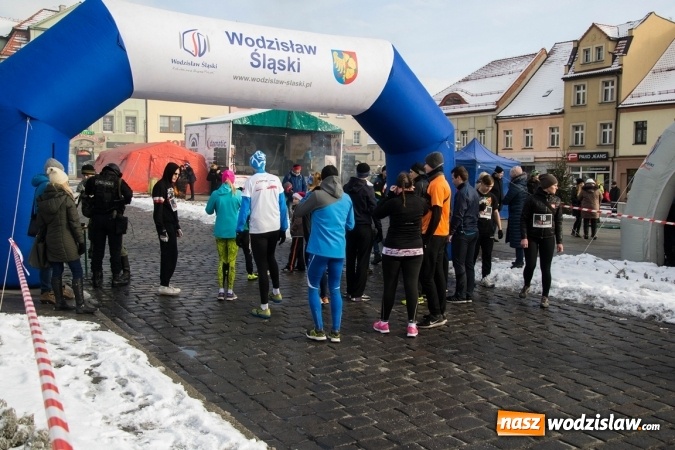 Zdjęcie w galerii na portalu naszwodzislaw.com: Bieg Policz się z cukrzycą i ucz się pierwszej pomocy. 28 osób wystartowało z wodzisławskiego Rynku  wiadomości z regionu