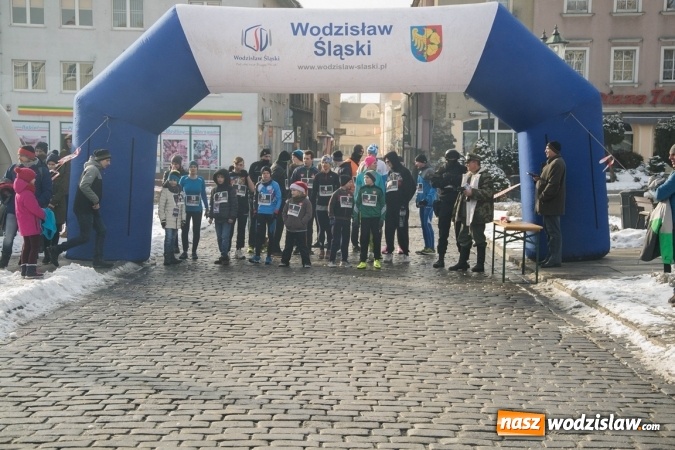 Zdjęcie w galerii na portalu naszwodzislaw.com: Bieg Policz się z cukrzycą i ucz się pierwszej pomocy. 28 osób wystartowało z wodzisławskiego Rynku  wiadomości z regionu