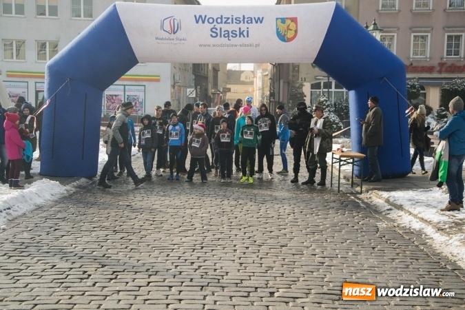 Zdjęcie w galerii na portalu naszwodzislaw.com: Bieg Policz się z cukrzycą i ucz się pierwszej pomocy. 28 osób wystartowało z wodzisławskiego Rynku  wiadomości z regionu