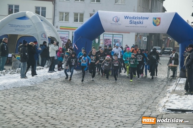Zdjęcie w galerii na portalu naszwodzislaw.com: Bieg Policz się z cukrzycą i ucz się pierwszej pomocy. 28 osób wystartowało z wodzisławskiego Rynku  wiadomości z regionu