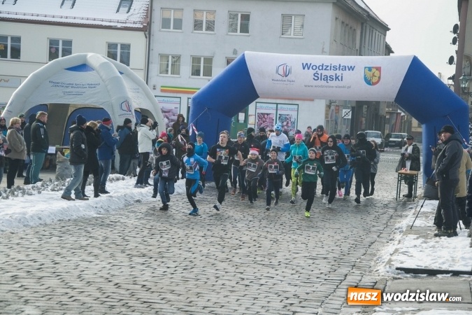 Zdjęcie w galerii na portalu naszwodzislaw.com: Bieg Policz się z cukrzycą i ucz się pierwszej pomocy. 28 osób wystartowało z wodzisławskiego Rynku  wiadomości z regionu