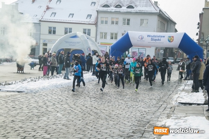 Zdjęcie w galerii na portalu naszwodzislaw.com: Bieg Policz się z cukrzycą i ucz się pierwszej pomocy. 28 osób wystartowało z wodzisławskiego Rynku  wiadomości z regionu