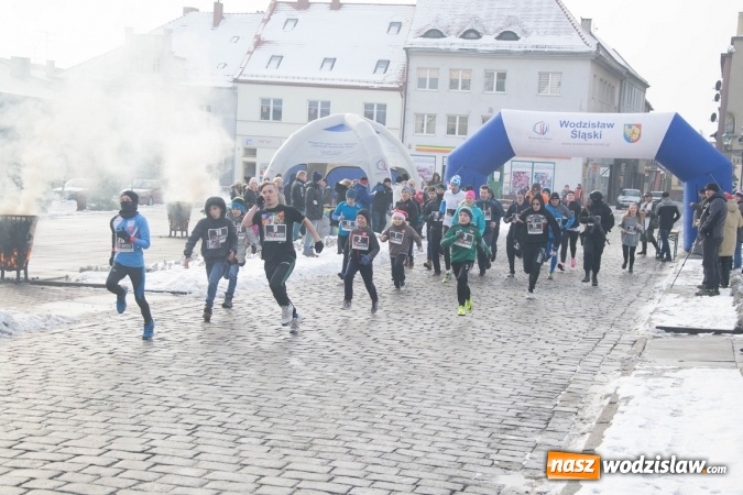 Zdjęcie w galerii na portalu naszwodzislaw.com: Bieg Policz się z cukrzycą i ucz się pierwszej pomocy. 28 osób wystartowało z wodzisławskiego Rynku  wiadomości z regionu