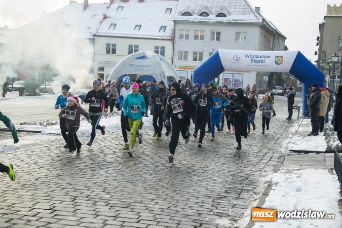 Zdjęcie w galerii na portalu naszwodzislaw.com: Bieg Policz się z cukrzycą i ucz się pierwszej pomocy. 28 osób wystartowało z wodzisławskiego Rynku  wiadomości z regionu