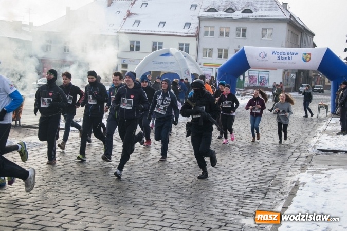 Zdjęcie w galerii na portalu naszwodzislaw.com: Bieg Policz się z cukrzycą i ucz się pierwszej pomocy. 28 osób wystartowało z wodzisławskiego Rynku  wiadomości z regionu