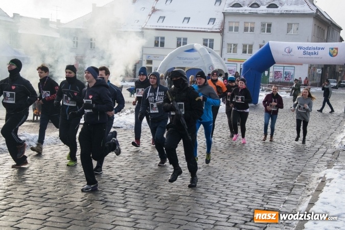 Zdjęcie w galerii na portalu naszwodzislaw.com: Bieg Policz się z cukrzycą i ucz się pierwszej pomocy. 28 osób wystartowało z wodzisławskiego Rynku  wiadomości z regionu