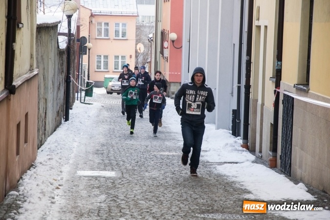 Zdjęcie w galerii na portalu naszwodzislaw.com: Bieg Policz się z cukrzycą i ucz się pierwszej pomocy. 28 osób wystartowało z wodzisławskiego Rynku  wiadomości z regionu