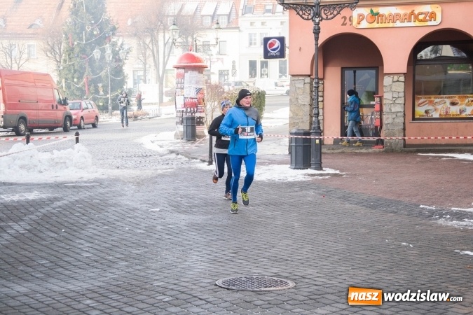 Zdjęcie w galerii na portalu naszwodzislaw.com: Bieg Policz się z cukrzycą i ucz się pierwszej pomocy. 28 osób wystartowało z wodzisławskiego Rynku  wiadomości z regionu