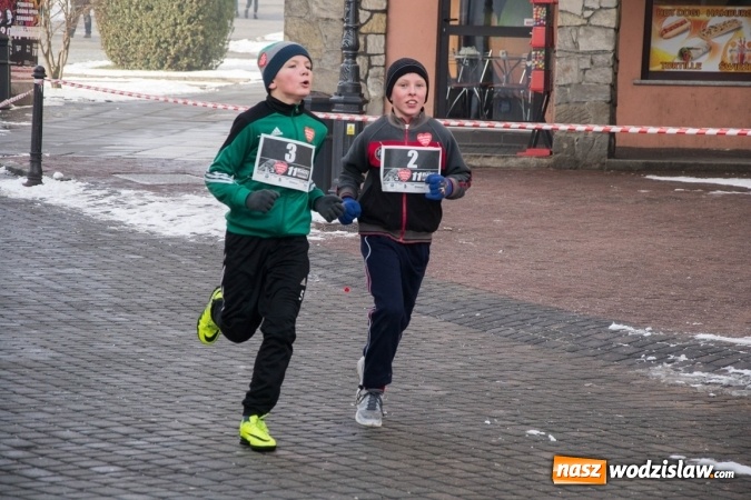 Zdjęcie w galerii na portalu naszwodzislaw.com: Bieg Policz się z cukrzycą i ucz się pierwszej pomocy. 28 osób wystartowało z wodzisławskiego Rynku  wiadomości z regionu