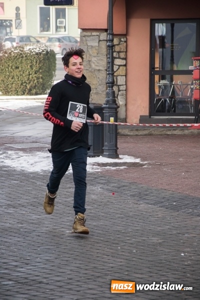 Zdjęcie w galerii na portalu naszwodzislaw.com: Bieg Policz się z cukrzycą i ucz się pierwszej pomocy. 28 osób wystartowało z wodzisławskiego Rynku  wiadomości z regionu