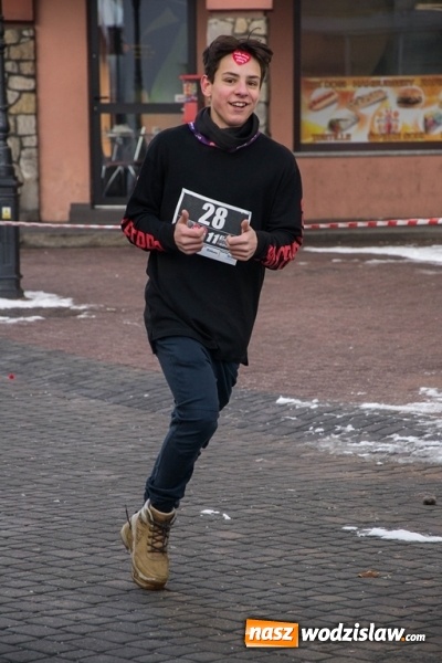 Zdjęcie w galerii na portalu naszwodzislaw.com: Bieg Policz się z cukrzycą i ucz się pierwszej pomocy. 28 osób wystartowało z wodzisławskiego Rynku  wiadomości z regionu