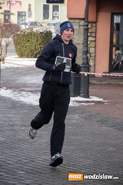 Zdjęcie w galerii na portalu naszwodzislaw.com: Bieg Policz się z cukrzycą i ucz się pierwszej pomocy. 28 osób wystartowało z wodzisławskiego Rynku  wiadomości z regionu