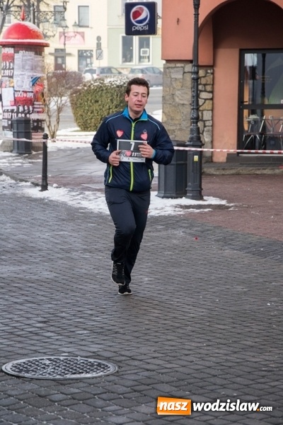 Zdjęcie w galerii na portalu naszwodzislaw.com: Bieg Policz się z cukrzycą i ucz się pierwszej pomocy. 28 osób wystartowało z wodzisławskiego Rynku  wiadomości z regionu