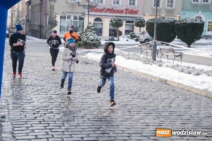 Zdjęcie w galerii na portalu naszwodzislaw.com: Bieg Policz się z cukrzycą i ucz się pierwszej pomocy. 28 osób wystartowało z wodzisławskiego Rynku  wiadomości z regionu