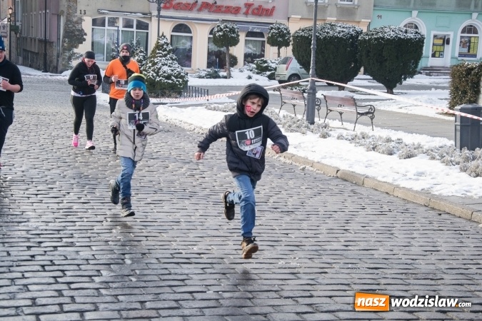 Zdjęcie w galerii na portalu naszwodzislaw.com: Bieg Policz się z cukrzycą i ucz się pierwszej pomocy. 28 osób wystartowało z wodzisławskiego Rynku  wiadomości z regionu