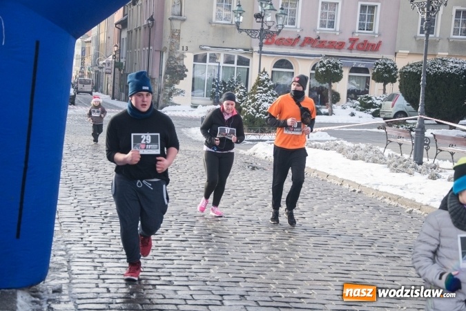 Zdjęcie w galerii na portalu naszwodzislaw.com: Bieg Policz się z cukrzycą i ucz się pierwszej pomocy. 28 osób wystartowało z wodzisławskiego Rynku  wiadomości z regionu