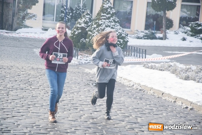 Zdjęcie w galerii na portalu naszwodzislaw.com: Bieg Policz się z cukrzycą i ucz się pierwszej pomocy. 28 osób wystartowało z wodzisławskiego Rynku  wiadomości z regionu