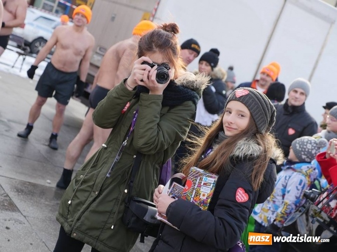 Zdjęcie w galerii na portalu naszwodzislaw.com: Wodzisław: Morsy zagrały z Wielką Orkiestrą Świątecznej Pomocy. Fotorelacja z popołudnia wiadomości z regionu