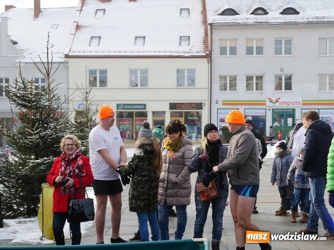 Zdjęcie w galerii na portalu naszwodzislaw.com: Wodzisław: Morsy zagrały z Wielką Orkiestrą Świątecznej Pomocy. Fotorelacja z popołudnia wiadomości z regionu