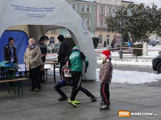 Zdjęcie w galerii na portalu naszwodzislaw.com: Wodzisław: Morsy zagrały z Wielką Orkiestrą Świątecznej Pomocy. Fotorelacja z popołudnia wiadomości z regionu