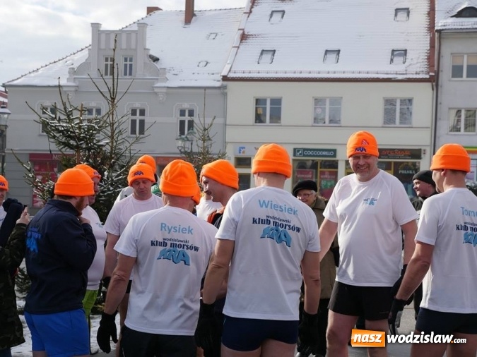 Zdjęcie w galerii na portalu naszwodzislaw.com: Wodzisław: Morsy zagrały z Wielką Orkiestrą Świątecznej Pomocy. Fotorelacja z popołudnia wiadomości z regionu