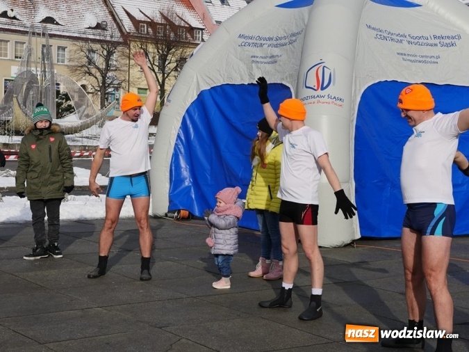 Zdjęcie w galerii na portalu naszwodzislaw.com: Wodzisław: Morsy zagrały z Wielką Orkiestrą Świątecznej Pomocy. Fotorelacja z popołudnia wiadomości z regionu