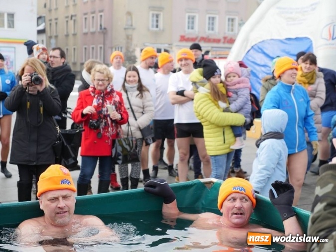 Zdjęcie w galerii na portalu naszwodzislaw.com: Wodzisław: Morsy zagrały z Wielką Orkiestrą Świątecznej Pomocy. Fotorelacja z popołudnia wiadomości z regionu