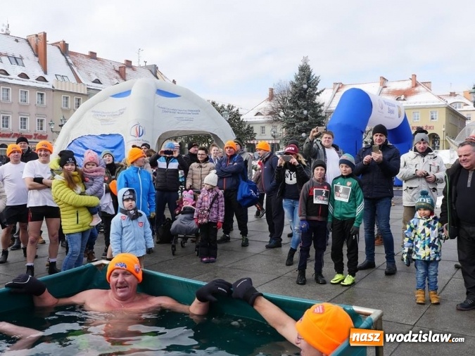 Zdjęcie w galerii na portalu naszwodzislaw.com: Wodzisław: Morsy zagrały z Wielką Orkiestrą Świątecznej Pomocy. Fotorelacja z popołudnia wiadomości z regionu