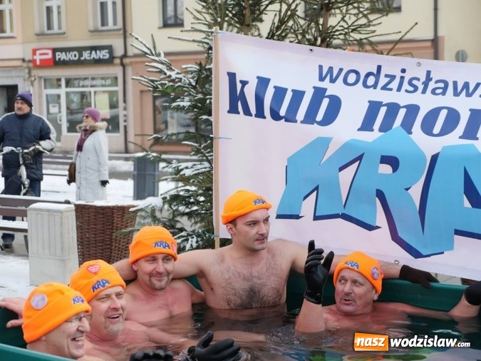 Zdjęcie w galerii na portalu naszwodzislaw.com: Wodzisław: Morsy zagrały z Wielką Orkiestrą Świątecznej Pomocy. Fotorelacja z popołudnia wiadomości z regionu