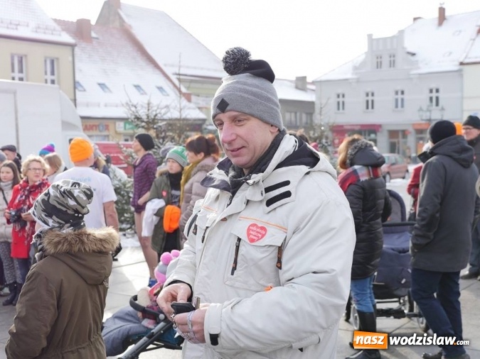 Zdjęcie w galerii na portalu naszwodzislaw.com: Wodzisław: Morsy zagrały z Wielką Orkiestrą Świątecznej Pomocy. Fotorelacja z popołudnia wiadomości z regionu
