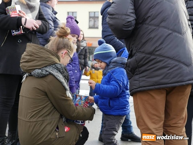 Zdjęcie w galerii na portalu naszwodzislaw.com: Wodzisław: Morsy zagrały z Wielką Orkiestrą Świątecznej Pomocy. Fotorelacja z popołudnia wiadomości z regionu