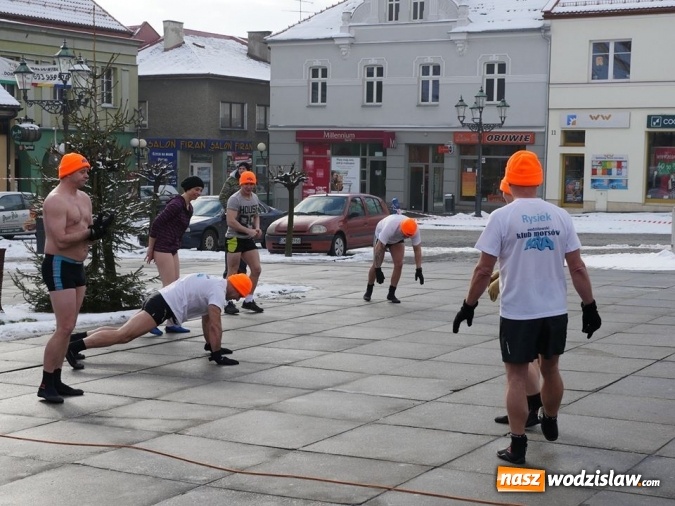 Zdjęcie w galerii na portalu naszwodzislaw.com: Wodzisław: Morsy zagrały z Wielką Orkiestrą Świątecznej Pomocy. Fotorelacja z popołudnia wiadomości z regionu