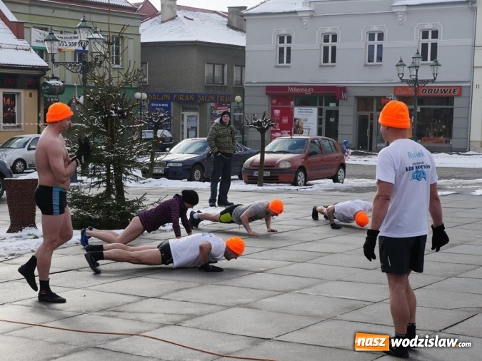 Zdjęcie w galerii na portalu naszwodzislaw.com: Wodzisław: Morsy zagrały z Wielką Orkiestrą Świątecznej Pomocy. Fotorelacja z popołudnia wiadomości z regionu