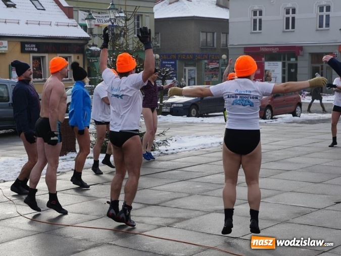 Zdjęcie w galerii na portalu naszwodzislaw.com: Wodzisław: Morsy zagrały z Wielką Orkiestrą Świątecznej Pomocy. Fotorelacja z popołudnia wiadomości z regionu